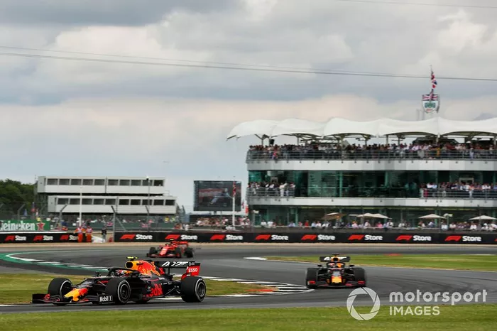 Pierre Gasly, Red Bull Racing RB15, Max Verstappen, Red Bull Racing RB15, y Charles Leclerc, Ferrari SF90