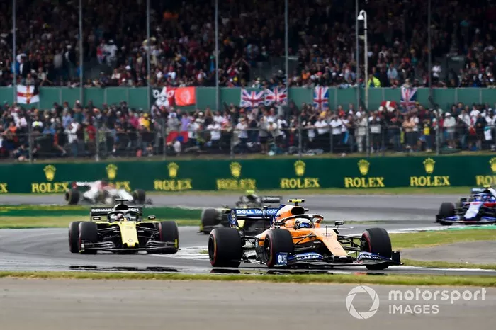 Lando Norris, McLaren MCL34, Daniel Ricciardo, Renault F1 Team R.S.19