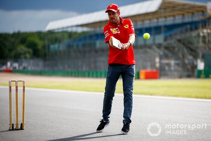 Sebastian Vettel, Ferrari, jugando a cricket 
