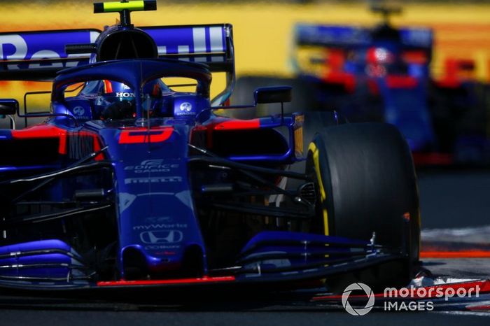 Alexander Albon, Toro Rosso STR14, precede Daniil Kvyat, Toro Rosso STR14