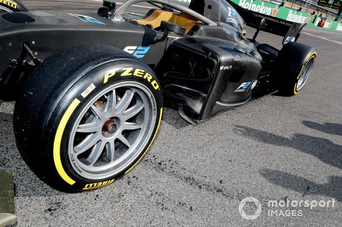 Jean Alesi prueba los nuevos neumáticos Pirelli de 18 pulgadas para las próximas temporada de F2 