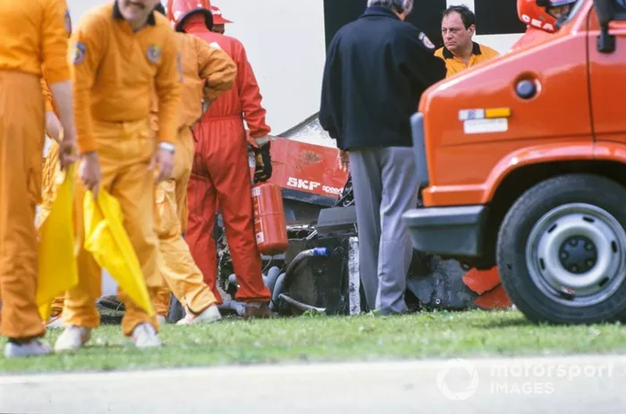 Marshals na de crash van Gerhard Berger, Ferrari