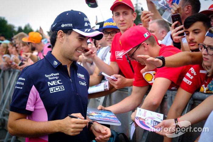 Sergio Pérez, Racing Point firma autógrafo para los aficionados