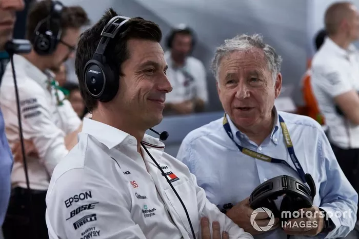 Toto Wolff, Executive Director (Business), Mercedes AMG, guarda le Qualifiche con Jean Todt, President, FIA