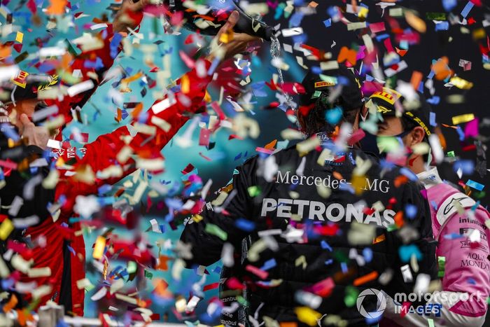 Podio: ganador y campeón del mundo Lewis Hamilton, Mercedes-AMG F1, segundo lugar Sergio Pérez, Racing Point, y tercer lugar Sebastián Vettel, Ferrari