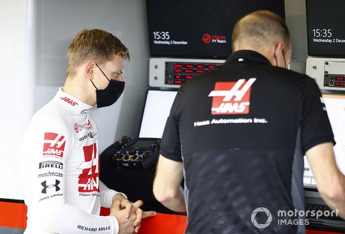 Mick Schumacher, Haas F1, habla con Gary Gannon