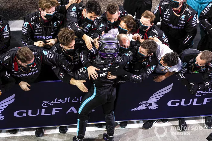 Ganador Lewis Hamilton, Mercedes, celebra en Parc Ferme