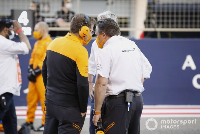 Andreas Seidl, director del equipo McLaren, y Zak Brown, director general de McLaren Racing, en la parrilla de salida