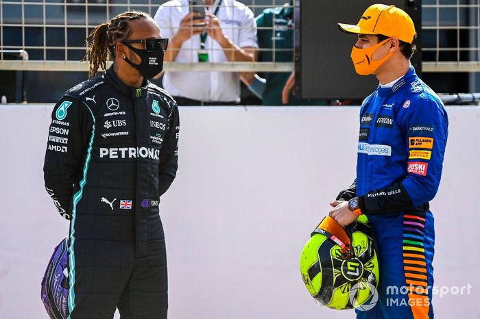 Lewis Hamilton, Mercedes, con Lando Norris, McLaren 