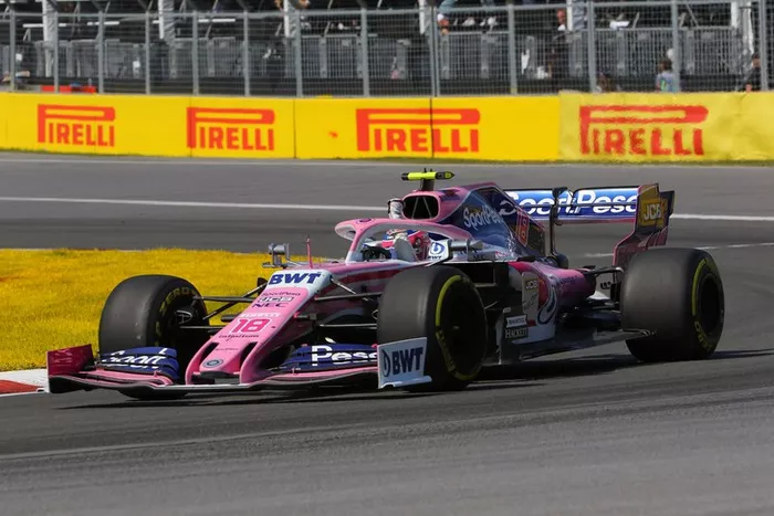 Lance Stroll, Racing Point RP19, saluda a los aficionados tras la carrera