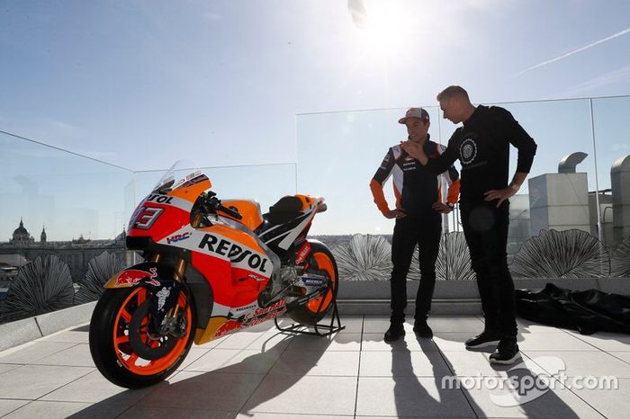 Marc Márquez le enseña su HRC a Joaquín, futbolista del Betis