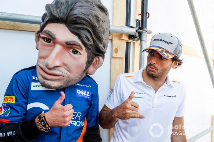 Carlos Sainz Jr., McLaren con un muñeco