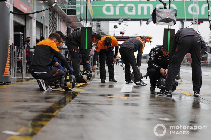 Los mecánicos de McLaren en el pit lane