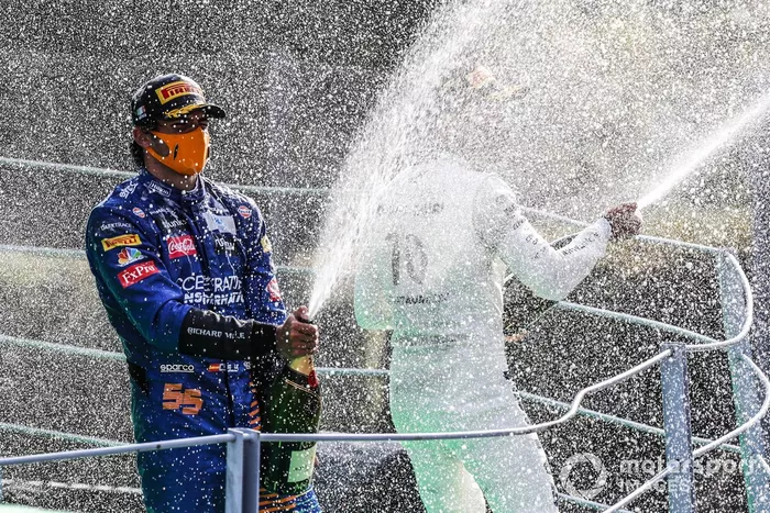 Podio: segundo lugar Carlos Sainz Jr., McLaren, ganador Pierre Gasly, AlphaTauri
