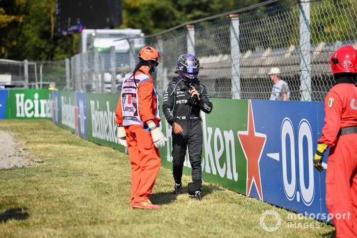 Lewis Hamilton, de Mercedes, se aleja del lugar del accidente