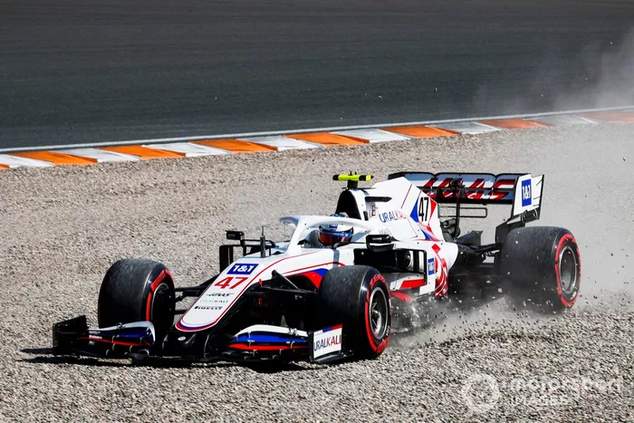 Mick Schumacher, Haas VF-21, en la grava