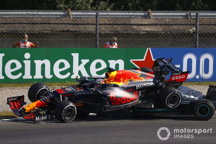 Choque de Lewis Hamilton, Mercedes W12 y Max Verstappen, Red Bull Racing RB16B,