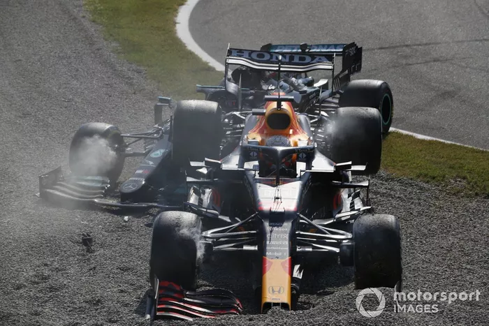 Max Verstappen, Red Bull Racing RB16B, y Lewis Hamilton, Mercedes W12, chocan y quedan fuera de carrera