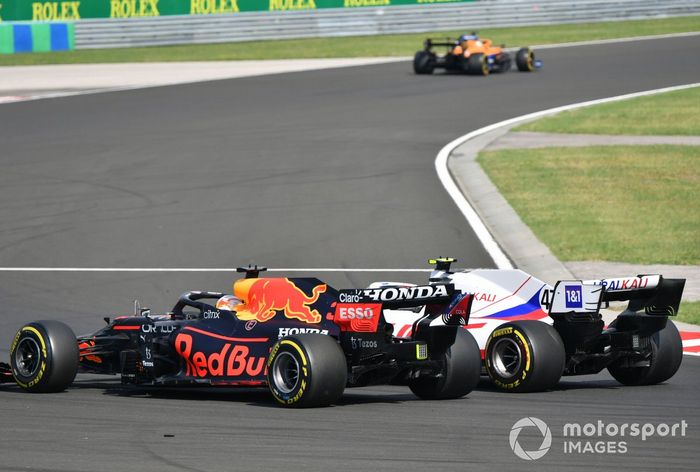 Max Verstappen, Red Bull Racing RB16B, lucha con Mick Schumacher, Haas VF-21