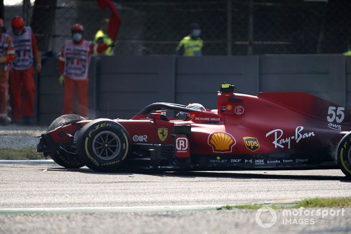 Carlos Sainz Jr., Ferrari SF21, sufre un accidente y provoca una bandera roja
