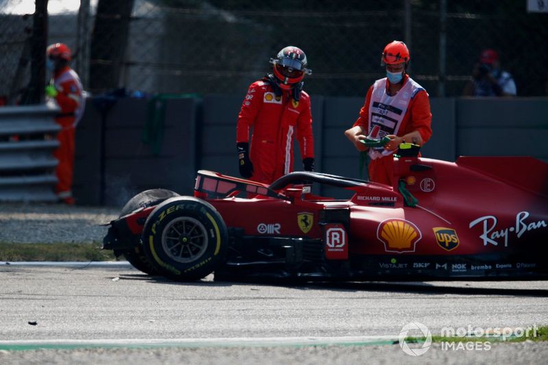 Carlos Sainz,, Ferrari SF21, inspecciona su coche tras el accidente en la FP2 de Monza