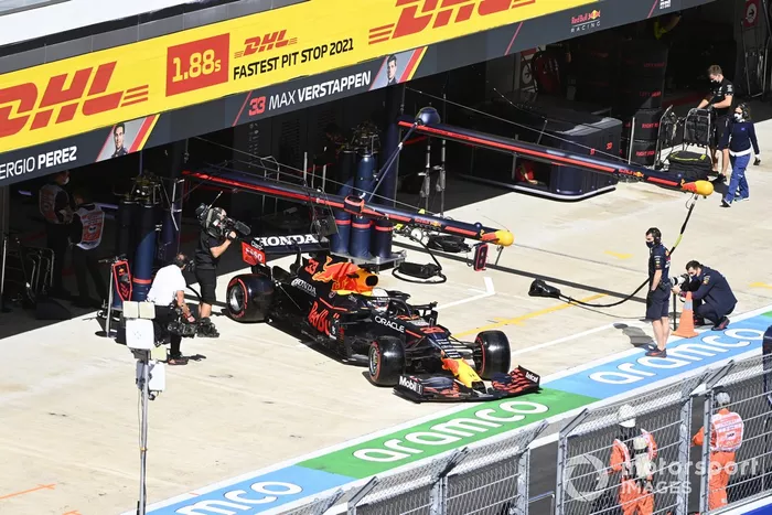 Max Verstappen, Red Bull Racing RB16B, sale de boxes
