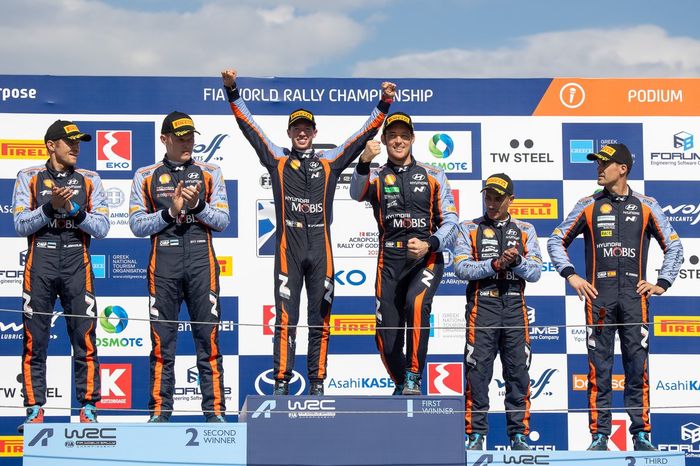 Podio: ganadores Thierry Neuville, Martijn Wydaeghe, Hyundai World Rally Team Hyundai i20 N Rally1, segundo lugar Ott Tanak, Martin Jarveoja, Hyundai World Rally Team Hyundai i20 N Rally1, tercer lugar Dani Sordo, Candido Carrera, Hyundai World Rally Team Hyundai i20 N Rally1.