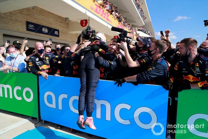 Max Verstappen, Red Bull Racing, 1ª posición, celebra con su equipo en el Parc Ferme