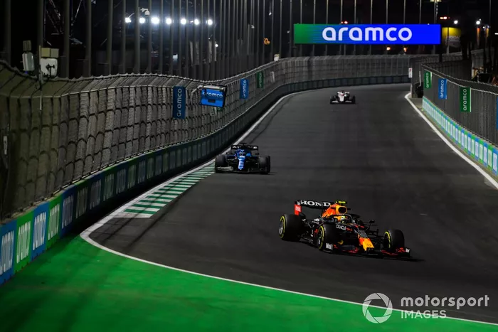 Sergio Pérez, Red Bull Racing RB16B, Fernando Alonso, Alpine A521