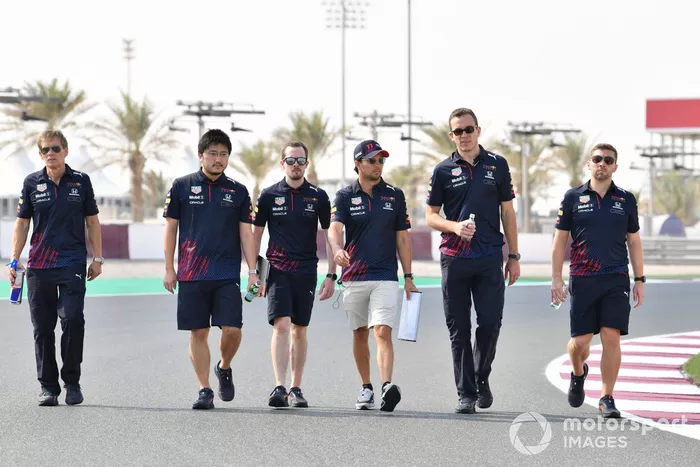 Sergio Pérez, Red Bull Racing, recorre la pista