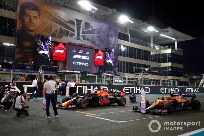 Ganador de la pole Max Verstappen, Red Bull Racing RB16B 