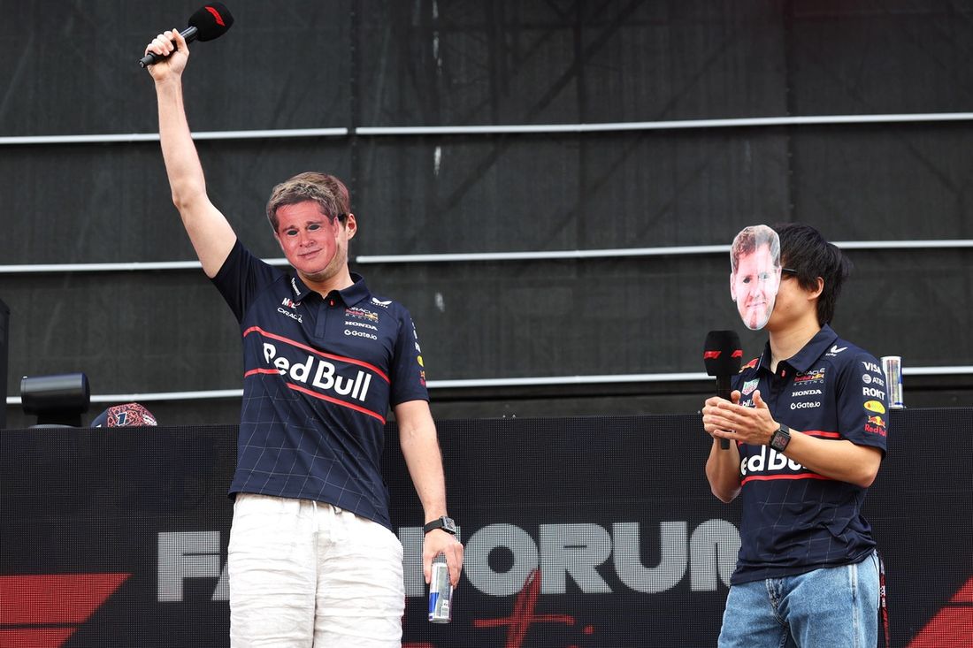 Max Verstappen, Red Bull Racing nosi maskę Brada Pitta, Yuki Tsunoda, Red Bull Racing Team nosi maskę Sebastiana Vettela