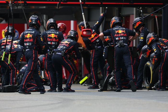 El equipo de boxes de Oracle Red Bull Racing preparado para una parada en boxes durante el Gran Premio de Azerbaiyán de F1.