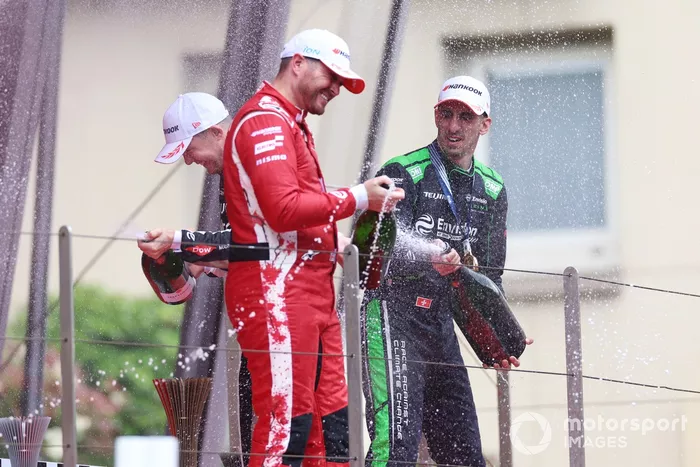 Ganador de la carrera Sébastien Buemi, Envision Racing, segundo clasificado Oliver Rowland, Nissan Formula E Team, tercer clasificado Nick Cassidy, Jaguar TCS Racing, Sylvain Filippi, Director General, CTO de Envision Racing.
