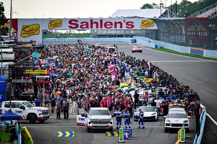 General view of the start grid