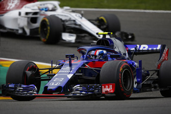 Pierre Gasly, Toro Rosso STR13, et Marcus Ericsson, Sauber C37