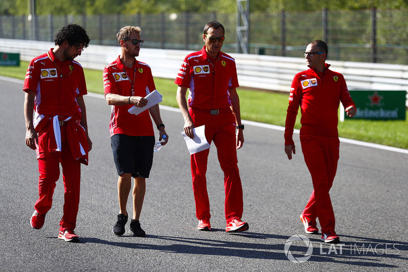 Sebastian Vettel, Ferrari, cammina lungo il circuito con i colleghi