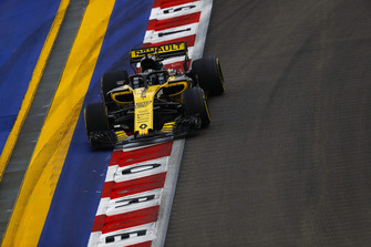 Nico Hulkenberg, Renault Sport F1 Team R.S. 18, passe sur un vibreur et lâche des étincelles