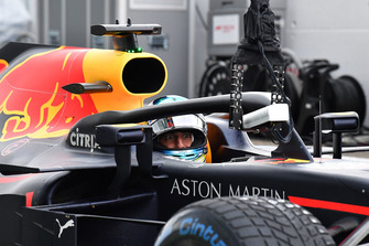 Daniel Ricciardo, Red Bull Racing RB14 et une caméra dans la voie des stands