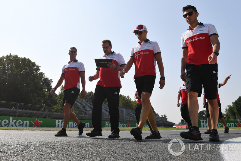Marcus Ericsson, Alfa Romeo Sauber F1 Team walks the track