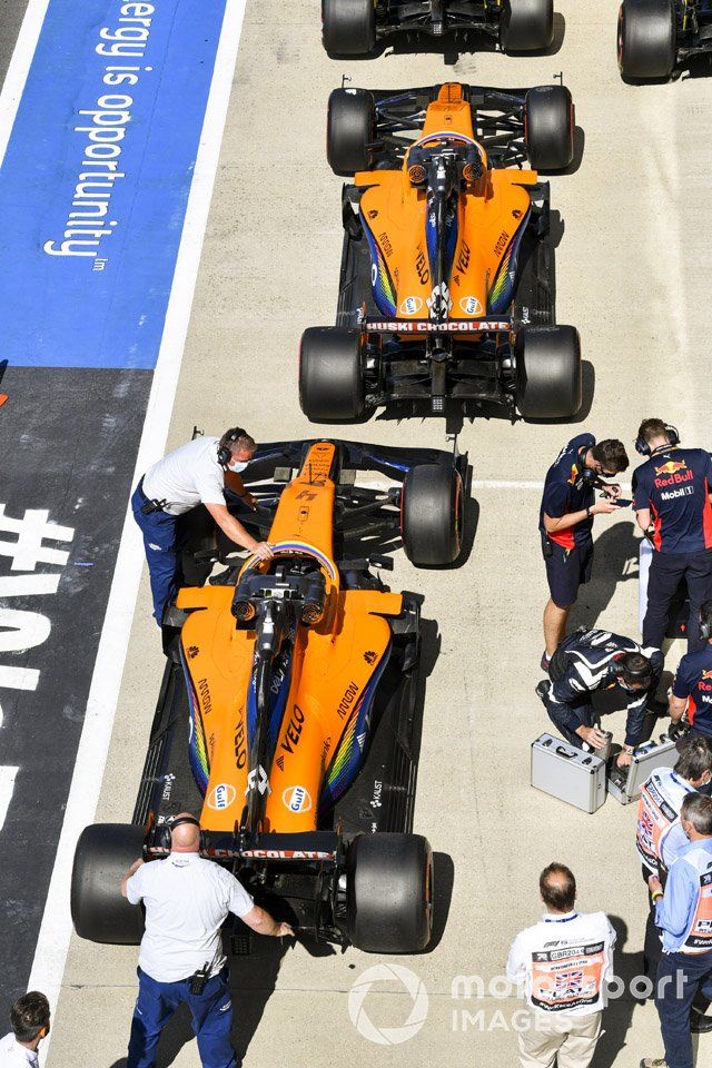 Los monoplazas de Lando Norris, McLaren MCL35, y Carlos Sainz Jr., McLaren MCL35, en Parc Ferme