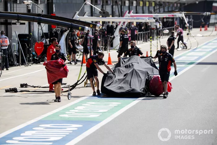 Los mecánicos de Red Bull con el monoplaza dañado de Alex Albon, Red Bull Racing RB16