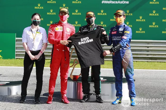 Charles Leclerc, Ferrari, Valtteri Bottas, Mercedes-AMG Petronas F1, y Carlos Sainz Jr., McLaren, sostienen una camiseta de End Racism después de la carrera