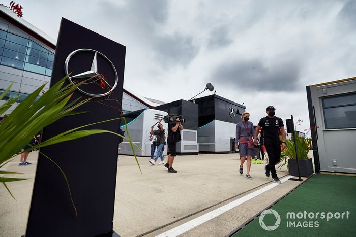 Valtteri Bottas, Mercedes-AMG Petronas F1, y Tiffany Cromwell