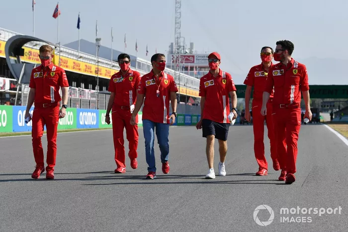 Sebastian Vettel, Ferrari, Marc Gené y otros miembros del equipo