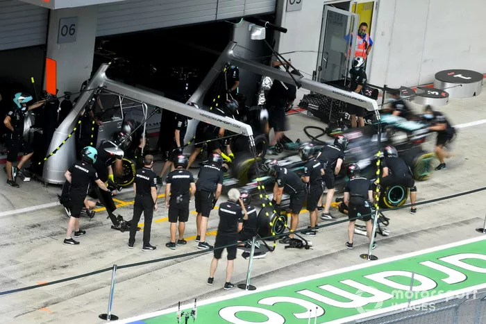 El monoplaza de Valtteri Bottas, Mercedes F1 W11 EQ Performance que se utiliza para la práctica de paradas en boxes