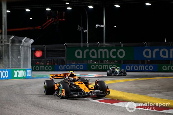 Lando Norris, McLaren MCL60, Lewis Hamilton, Mercedes F1 W14