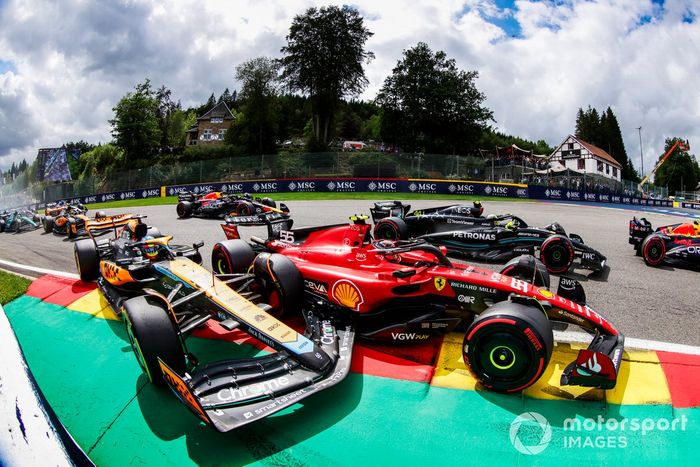 Carlos Sainz, Ferrari SF-23, Oscar Piastri, McLaren MCL60, chocan en la salida