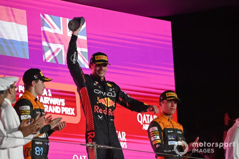 Max Verstappen, Red Bull Racing, 1° posizione, solleva il trofeo dei vincitori
