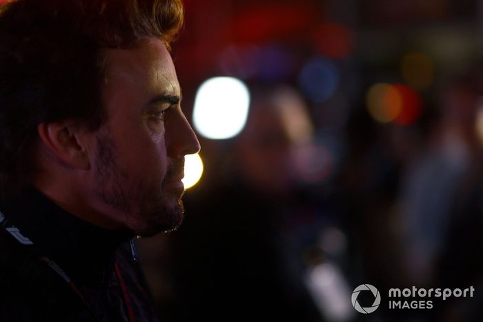 Fernando Alonso, Aston Martin F1 Team, en el paddock